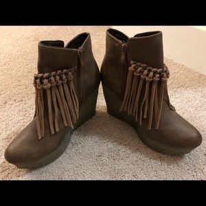 👑 Women’s brown tassel wedged booties 👑
